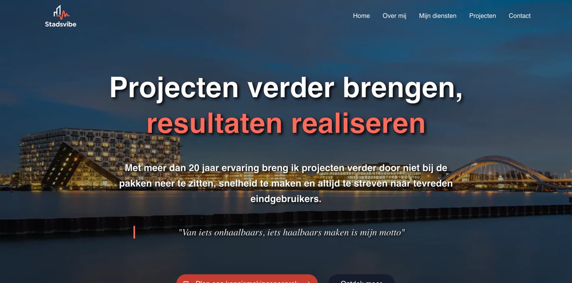 Homepage van Stadsvibe met de kop 'Projecten verder brengen, resultaten realiseren' boven een avondfoto van een stad aan het water
